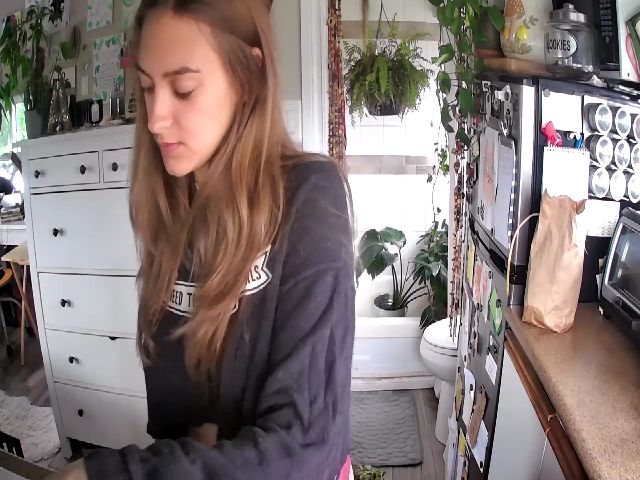 Live sex webcam photo for Sexylexi211 #259351904