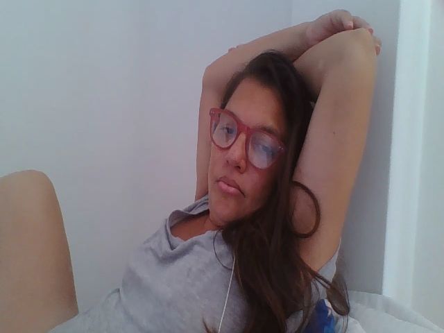 Live sex webcam photo for SweetLola01 #258744216