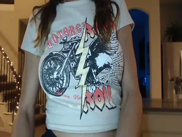 Live sex webcam photo for AudryLikes #253693532