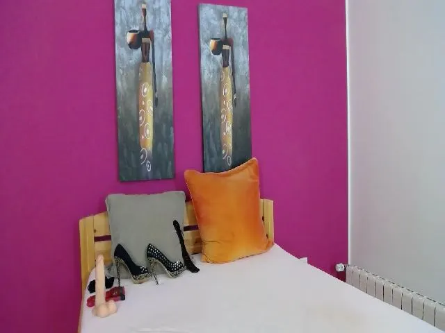 Live sex webcam photo for BustyxxHelen #252413068