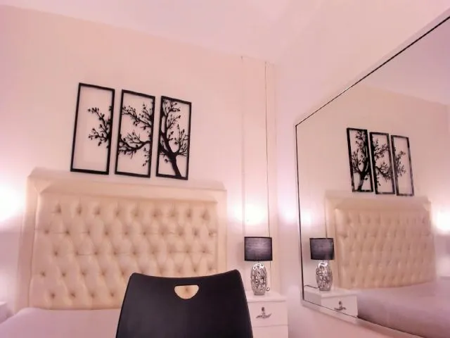 Live sex webcam photo for Mackenzie__20 #261997037