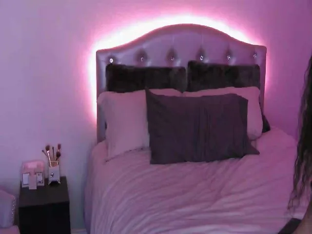 Live sex webcam photo for MeganMaxine #255273358