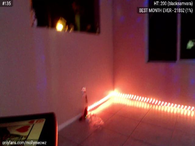 Live sex webcam photo for MollyMeowz #261813750