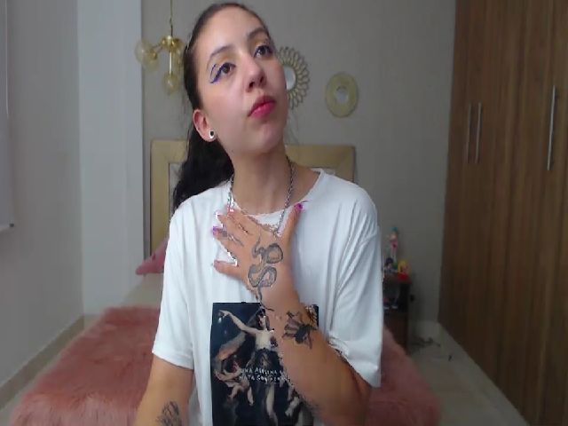 Live sex webcam photo for Emily_evans18 #252719577