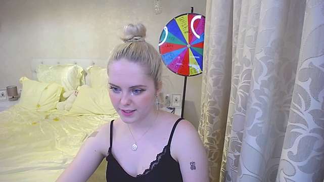 Live sex webcam photo for SweetHoneybee #245050635