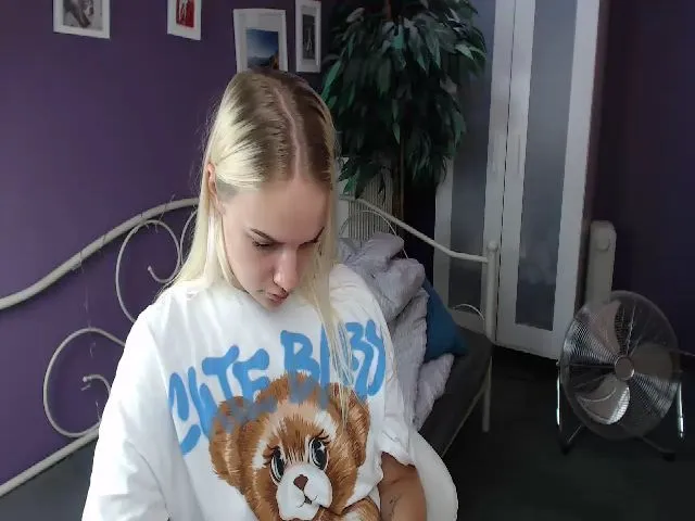Live sex webcam photo for JoanQueen #264811403