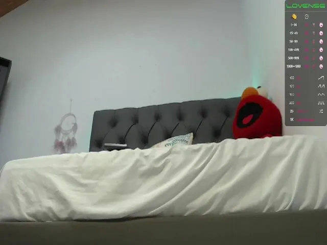 Live sex webcam photo for karolaine_20 #252721153