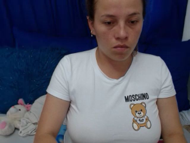 Live sex webcam photo for Honey21_ #253544728