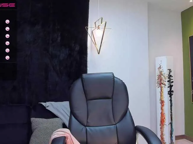 Live sex webcam photo for MaggieBrown #241397705
