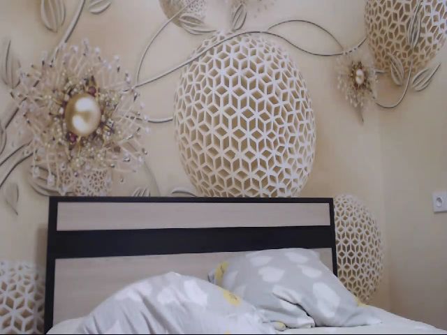 Live sex webcam photo for MeltingJulia #255735749