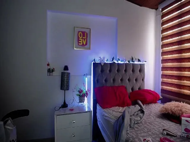 Live sex webcam photo for Cristal_19 #256926119