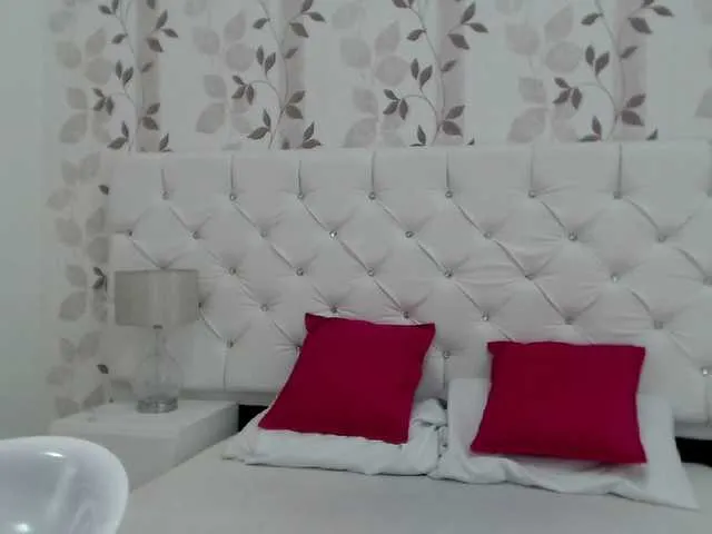 Live sex webcam photo for elensweet18 #250855733