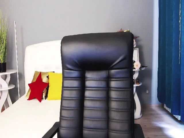 Live sex webcam photo for VictoriaJamy #256914909