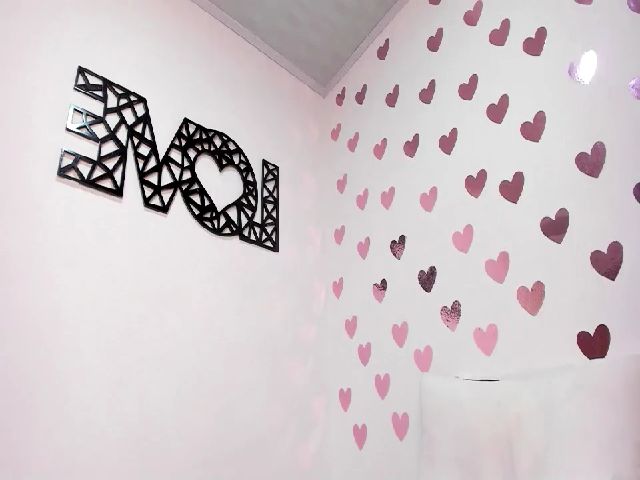 Live sex webcam photo for Roseann__ #260057744