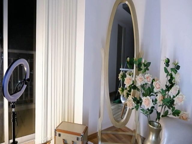 Live sex webcam photo for Anne_boleyn_ #255482204