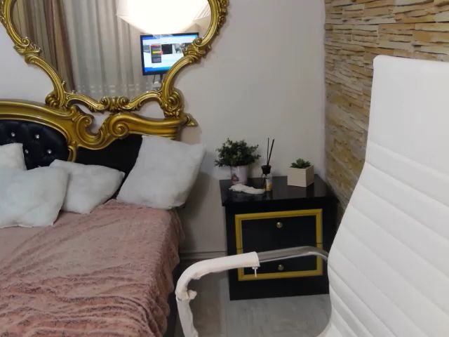 Live sex webcam photo for MissElisabeth #263942356