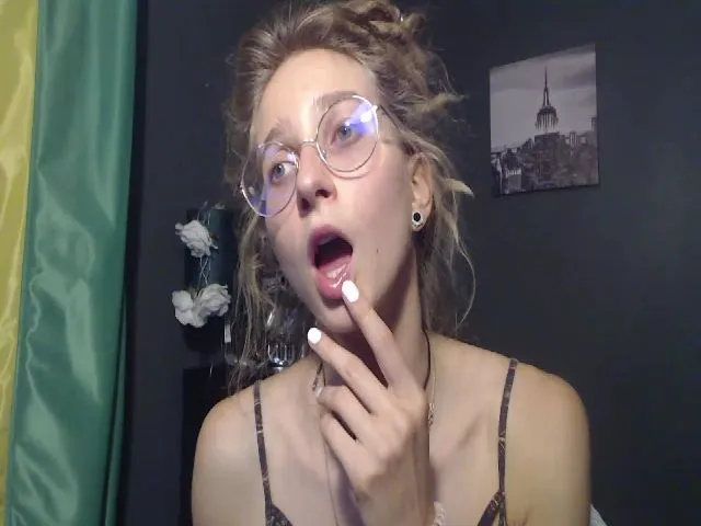 Live sex webcam photo for KINKYkeira #260784280
