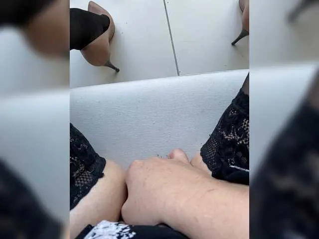 Live sex webcam photo for Sonya699 #250275264