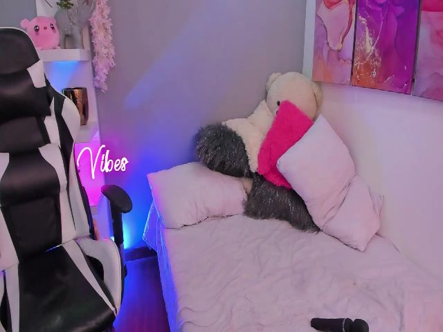 Live sex webcam photo for SaraValennn #254720521