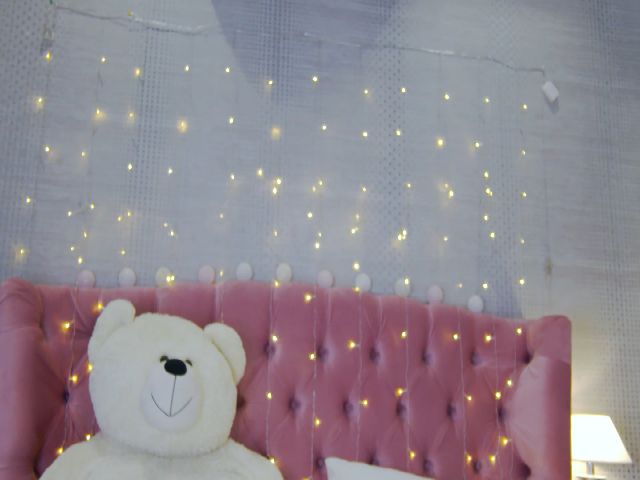 Live sex webcam photo for Roxy_Di #259838934