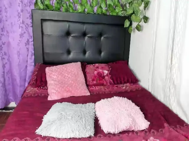 Live sex webcam photo for Holly_rosee #261843567