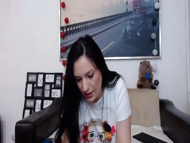 Live sex webcam photo for ElenaTroyy #252296229