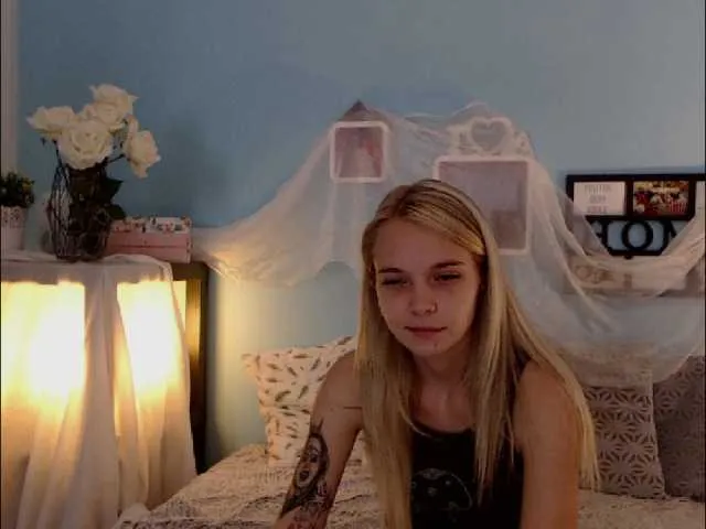 Live sex webcam photo for AnnaHappy18 #247829700