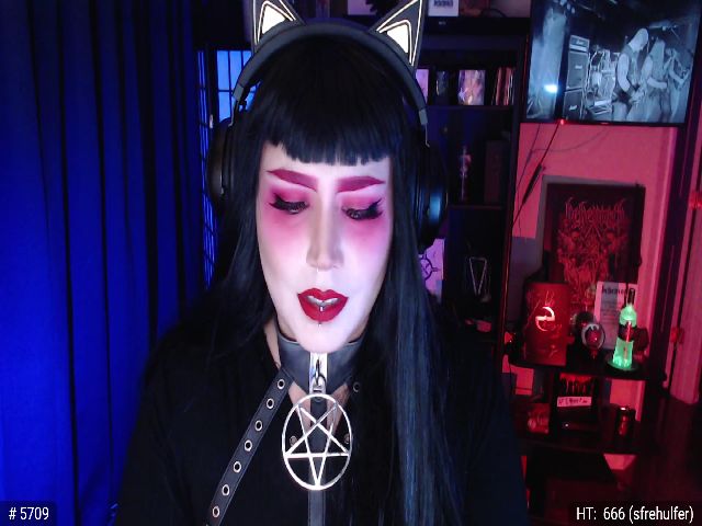 Live sex webcam photo for QueenOfMetal #254705669