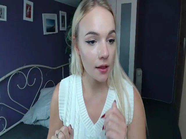Live sex webcam photo for JoanQueen #263651105