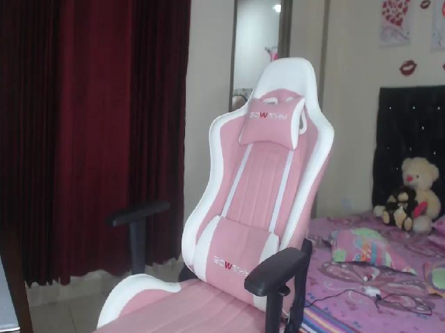 Live sex webcam photo for MIA_LOVE24 #255804860