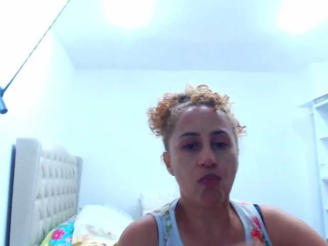 Live sex webcam photo for RoxanaMilf #245606046