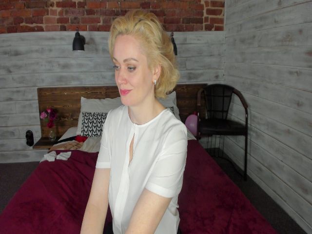 Live sex webcam photo for Mia__Bond #256209412