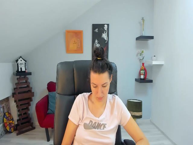 Live sex webcam photo for LizzieBrie #255536128