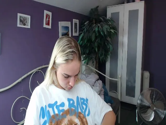 Live sex webcam photo for JoanQueen #264839772