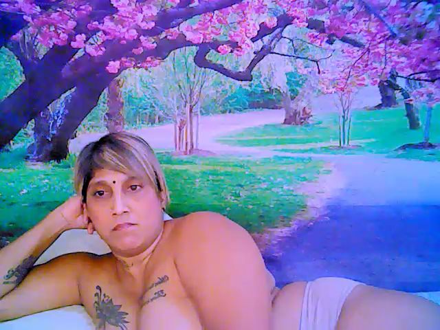 Live sex webcam photo for Roxyfoxy69 #264147539