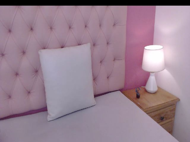 Live sex webcam photo for Keyra_R #257655213