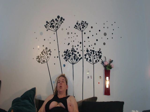 Live sex webcam photo for voluptuousDDD #263812348