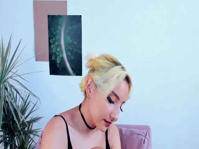 Live sex webcam photo for KarenIo #252478430