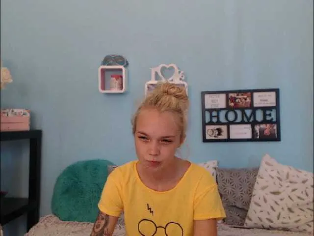Live sex webcam photo for AnnaHappy18 #256180350