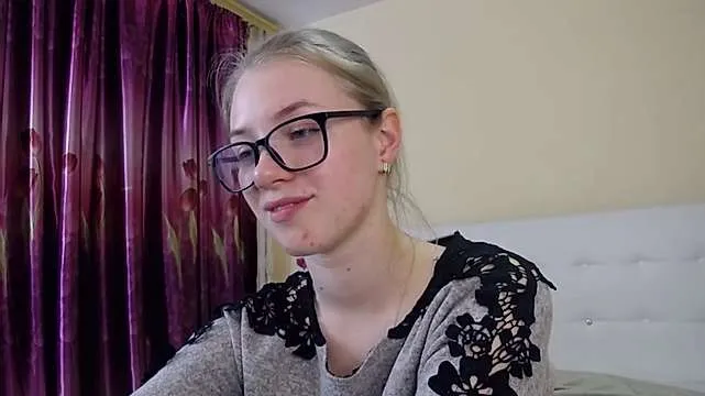 Live sex webcam photo for MaiseyG #243968840