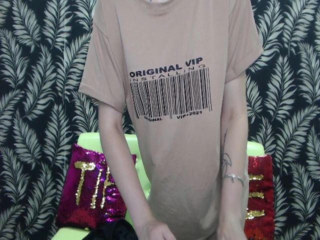 Live sex webcam photo for MollyTravis #262145877