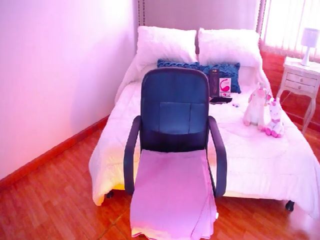 Live sex webcam photo for Candy_love2 #260046273