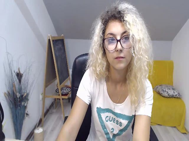 Live sex webcam photo for CurlyBella #253657509