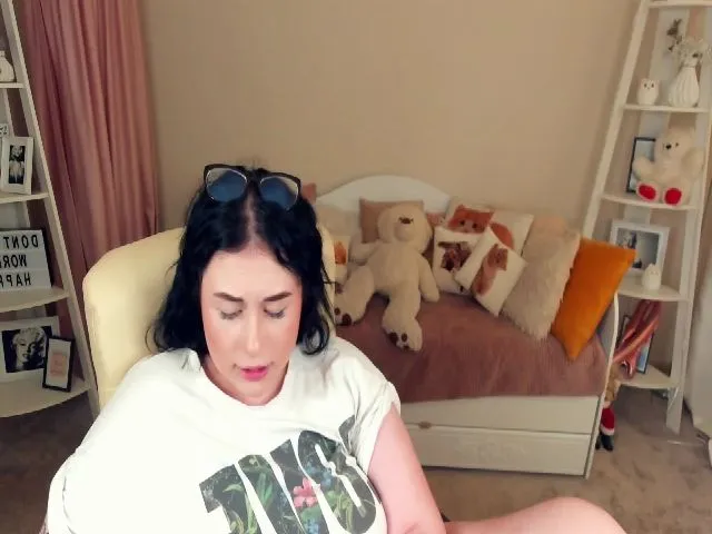 Live sex webcam photo for SerahMirabeli #254166080