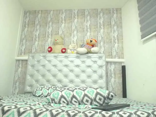 Live sex webcam photo for KiaraKaneel #248143403