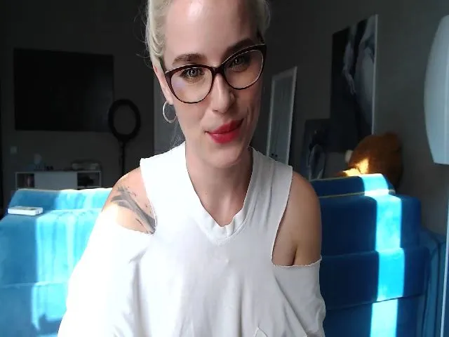 Live sex webcam photo for EMMA_U2 #264922998