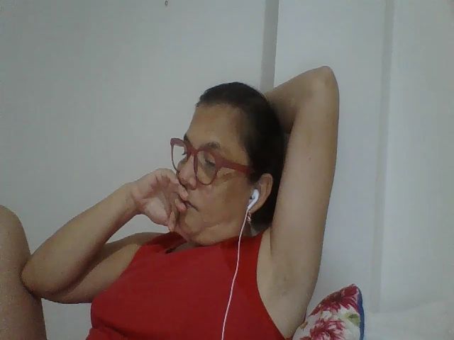 Live sex webcam photo for SweetLola01 #254992598