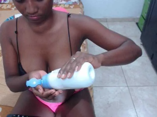 Live sex webcam photo for AndreaTuve #241008815
