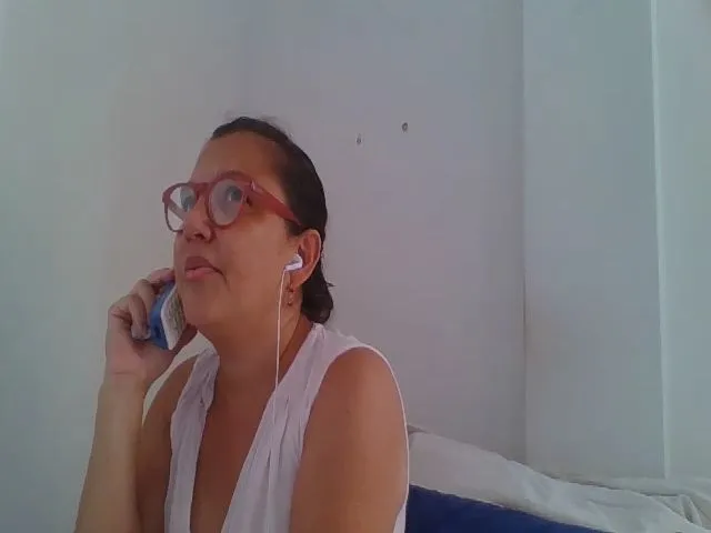 Live sex webcam photo for SweetLola01 #260893211