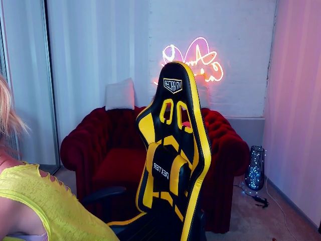 Live sex webcam photo for WhiteFoxi #261180759